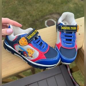 Daniel Tiger light up shoes 11C